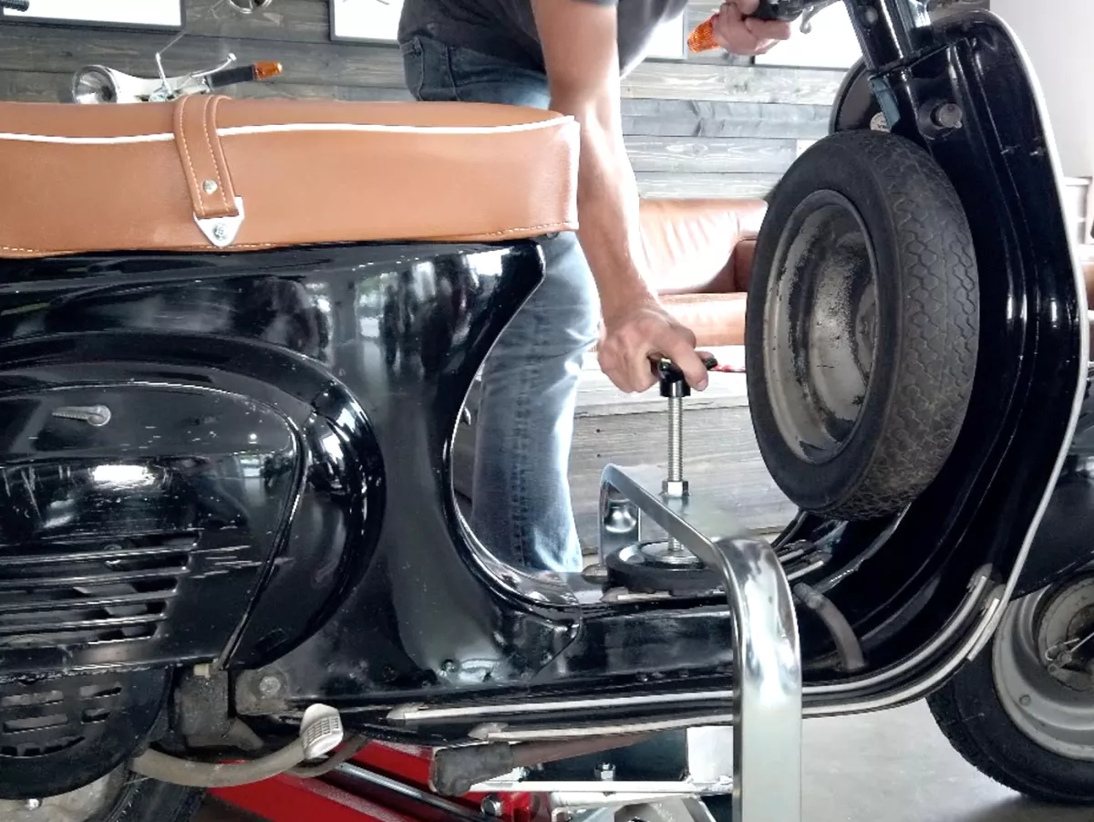 Scooter lift -FA ITALIA Vespa- Vespa Smallframe, Largeframe, Wideframe 50-200cc - 360° turnable, up to 350kg load, lift area 25-100cm
