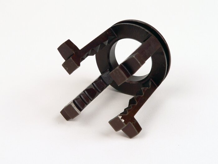 Versnellingspookklauw -DRT Versnellingsflame- ECKIG, 4 versnellingen, H=51mm, Vespa V50 (V5A1T tot nr. 69443), SS50 (V5SS1T), Special (V5B3T tot nr. 94314), Elestart (V5B4T tot nr. 1513), SS90 (V9SS1T), PV125 (VMA1T tot nr. 150202), ET3 (VMB1T tot nr. 816