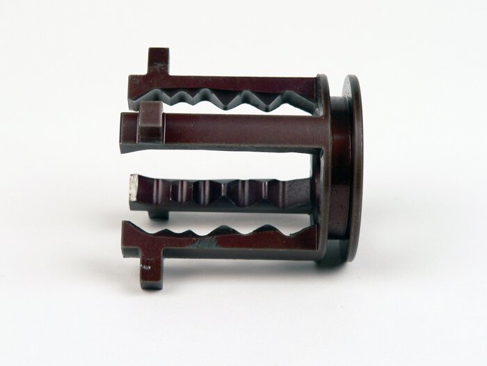 Versnellingspookklauw -DRT Versnellingsflame- ECKIG, 4 versnellingen, H=51mm, Vespa V50 (V5A1T tot nr. 69443), SS50 (V5SS1T), Special (V5B3T tot nr. 94314), Elestart (V5B4T tot nr. 1513), SS90 (V9SS1T), PV125 (VMA1T tot nr. 150202), ET3 (VMB1T tot nr. 816
