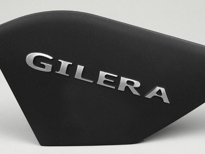 Panel framtill på vänster sida -GILERA- Runner (från 2006) (ZAPC461, ZAPC462, ZAPM461, ZAPM462, ZAPM463, ZAPM464)