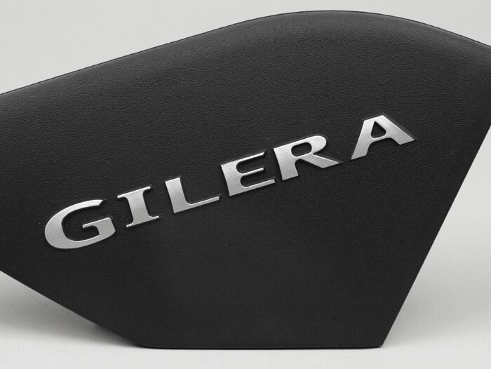 Panel sisi kanan depan -GILERA- Runner (dari tahun 2006) (ZAPC461, ZAPC462, ZAPM461, ZAPM462, ZAPM463, ZAPM464)