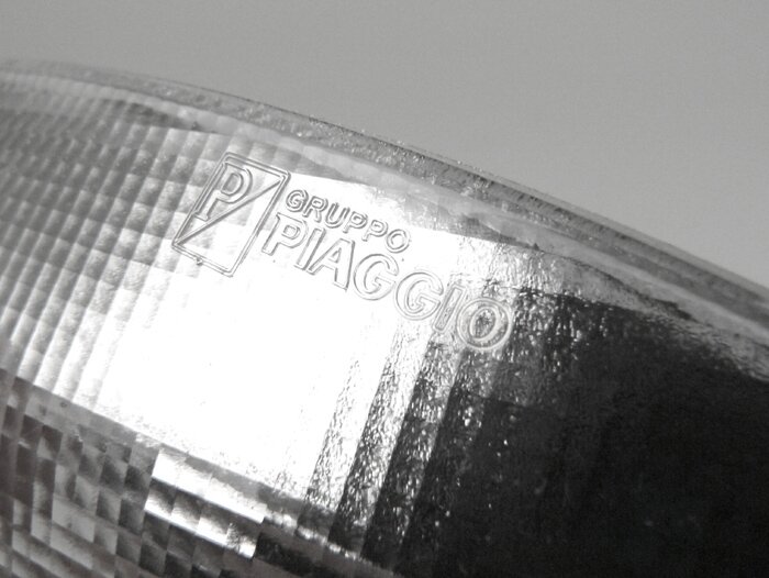 Richtingaanwijzer -GILERA- Runner 50 RST (vanaf 2006), Runner 125 VX, Runner 200 VXR - wit - linksvoor