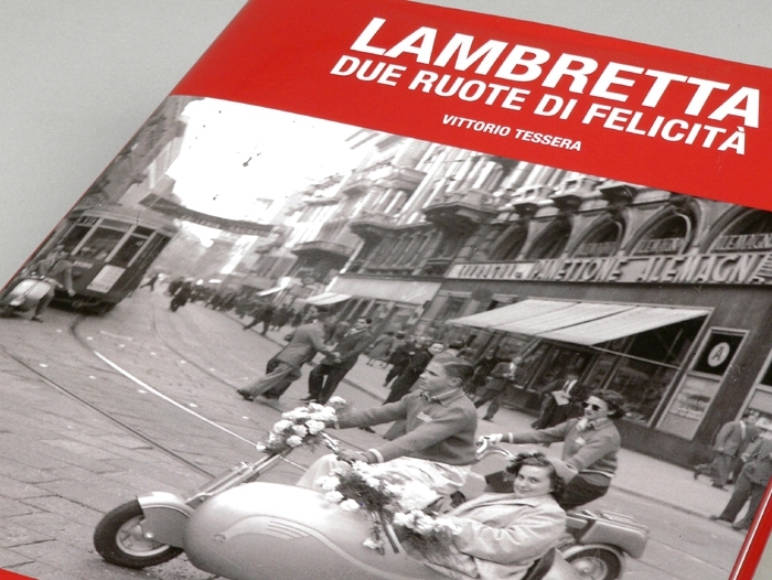 Livre -LAMBRETTA DUE RUOTE DI FELICITA- de Vittorio Tessera (livre rélié)