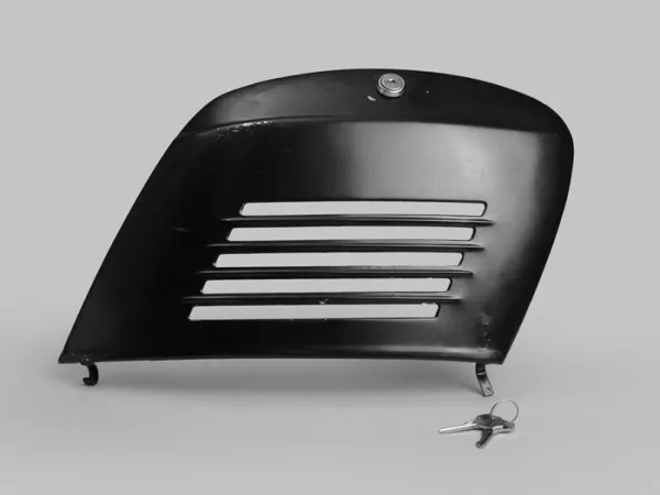 Zijflap rechts -OEM KWALITEIT- Vespa V50 (V5A1T vanaf nr. 92877), V50 S (V5SA1T vanaf nr. 15325), V90 (vanaf nr. 22234), SS50, SS90, PV125, ET3 - met slot