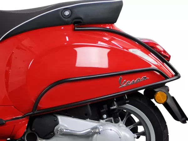 Crash bar achter -PIAGGIO- Vespa Primavera 50 (ZAPC53100, ZAPC53200), Vespa Primavera 125 (ZAPM81100), Vespa Primavera 150 (ZAPM81200), Vespa Sprint 50 (ZAPC53101, ZAPC53201), Vespa Sprint 125 (RP8M82111, ZAPM81300, ZAPM81301) - mat zwart