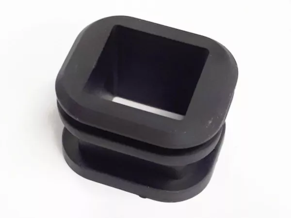 Casquillo de goma para toma USB -PIAGGIO- Vespa GTS 125 (ZAPMA3100, ZAPMA3200, ZAPMA3700), Vespa GTS 150 (ZAPMA3200, ZAPMA3100), Vespa GTS 300 (ZAPM45200, ZAPM45202, ZAPMA3300), Vespa GTS HPE 300 (ZAPMA3600, ZAPMD310), Vespa GTS Super 125 (ZAPMA3100, ZAPM