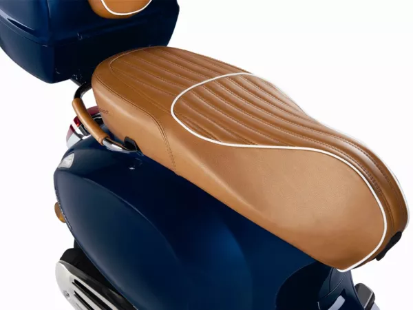Zitbank -PIAGGIO Luxe dubbele zitbank leer, lichtbruin, witte bies- Vespa Primavera 125 (ZAPM81100, ZAPM81101, ZAPMA1100, RP8M82500, RP8M82821, RP8M82100, RP8M82310, ZAPMA1101, ZAPMD1100), Vespa Primavera 150 (ZAPM81200, ZAPMA1200, ZAPM81201, ZAPMA120