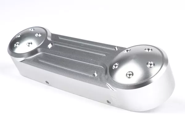Tapa del basculante -MOTO NOSTRA, CNC, plata, basculante recto- Vespa GT 125 (ZAPM31100), Vespa GT 200 (ZAPM31200), Vespa GT 60 (ZAPM45102), Vespa GT L 125 (ZAPM31101), Vespa GT L 200 (ZAPM31200), Vespa GTS 125 (ZAPM31300, ZAPMA3100), Vespa GTS 125 i.e. S