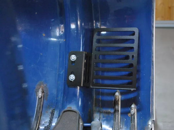 Öldosenhalter - Gepäckträger für Beinschild innen -MRP- Vespa Smallframe, Largeframe 10Zoll Zoll - wird befestigt an Gewinden für Reserveradhalter vorne - rechts