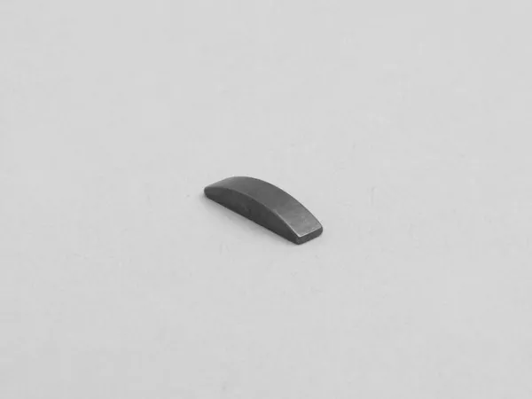 Halvmånnyckel (Woodruff-nyckel) -3x2,5x13mm- (används för vevaxelns alternatorsida Peugeot 50 ccm 2-takt)