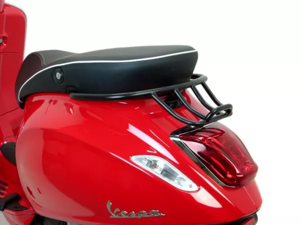 Bagagerek achter -MOTO NOSTRA, met handgreep achterop- Vespa Primavera 50 (ZAPC53100, ZAPC53200), Vespa Primavera 125 (ZAPM81100), Vespa Primavera 150 (ZAPM81200), Vespa Sprint 50 (ZAPC53101, ZAPC53201), Vespa Sprint 125 (RP8M82111, ZAPM81300, ZAPM81301)