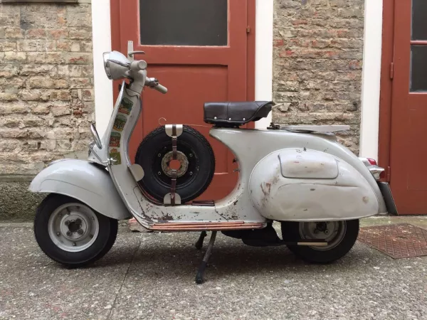Spare wheel carrier behind legshield -RUSTY FARTS 8 rim- Vespa Wideframe/Largeframe Vespa V1-15, V30-33, VM, VN, VL, VB, VU, GS150, ACMA, Sei Giorni, Lamp down, Faro Basso, VNA, VNB, VBA, VBB, Super - Aluminium/Leather