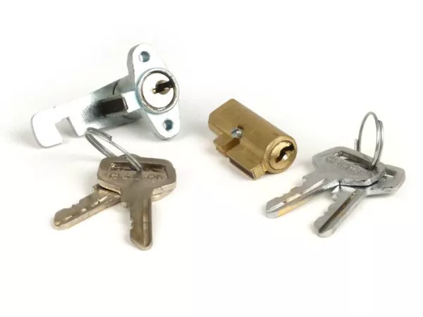 Slotenset bestaande uit bagageruimteslot en stuurslot -OEM KWALITEIT- Motovespa 150S (motor 502M), 150Sprint (motor 04M), 150GS (motor 04M), 160 (motor 09M), SUPER (motor 762M) - 2-delig met 4 sleutels
